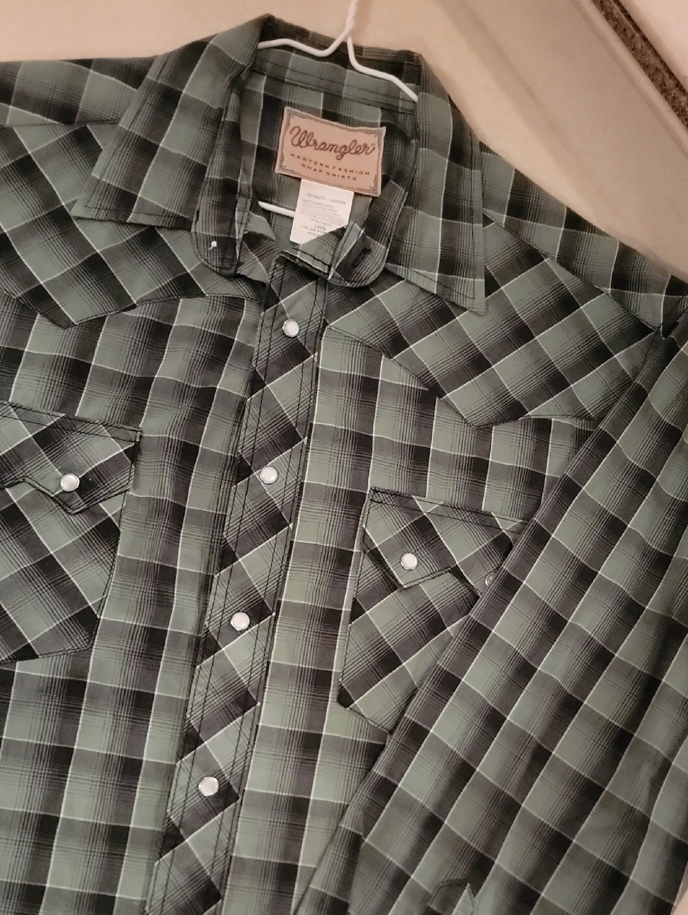 Wrangler Men's Green and Black Plaid Pearl Snap Shirt Large